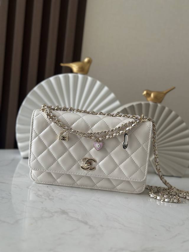 芯片版Chane12025春夏Chanel 太懂少女心2025年春夏的轻巧俏 皮又精致，采用珠面小羊皮，搭配经典的菱格纹和金色 Clogo。手袋上还有一个粉色心