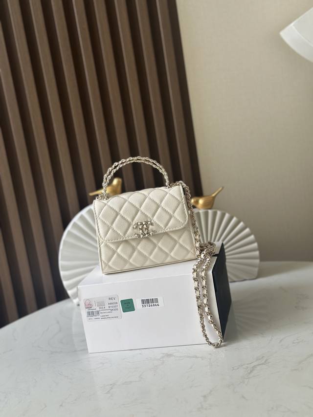 芯片版新款 本季最火最火的Kelly手柄包 25款新款 店里的大爆款，非常经典 真的非常难买，代购都要溢价！实物真的超级超级好看，一定要买 除了放不下手机，其他