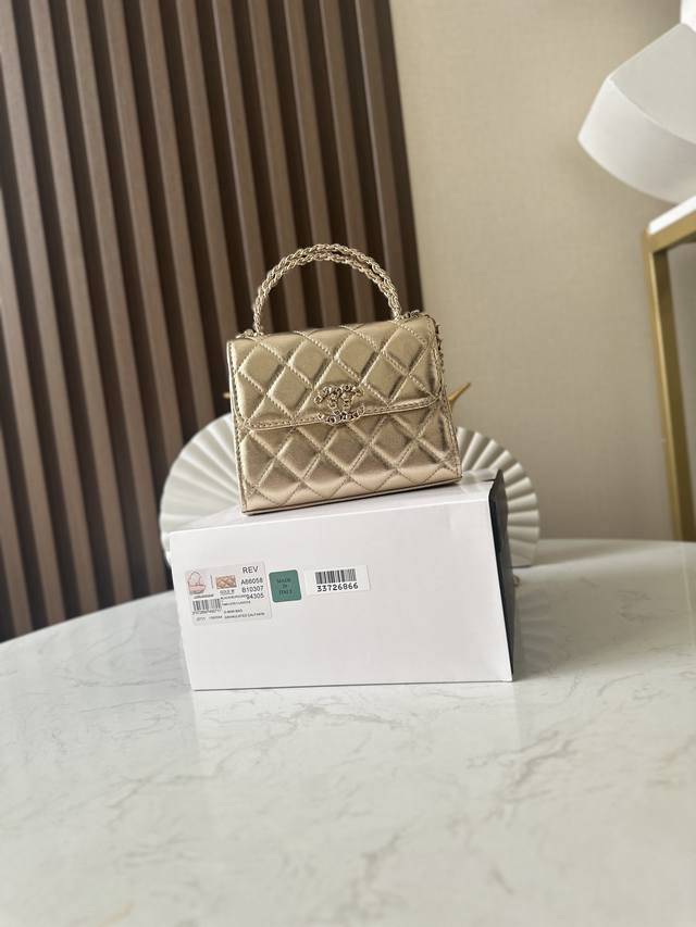 芯片版新款 本季最火最火的Kelly手柄包 25款新款 店里的大爆款，非常经典 真的非常难买，代购都要溢价！实物真的超级超级好看，一定要买 除了放不下手机，其他