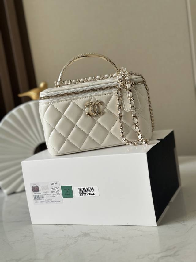 芯片版盒子包24K爆闪钻Chane1珍珠手柄Logo水钻设计！手柄真的绝绝绝美！复古华丽，精致的像艺术品一样盒子包真的Yyds，盖头还带有小镜子，容量也很大可以