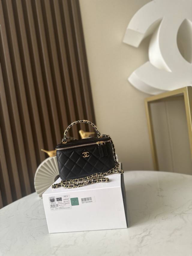 芯片版新款25B 双C粗手柄 手柄化妆盒 精致手柄设计更显时尚 颗粒牛皮配金属复古五金 质感耐磨耐用 经典设计风格 百搭实用 真的很精致哦 高颜值 小巧 越来越