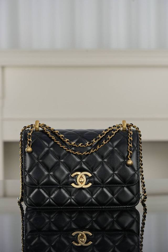 原厂芯片版 原厂小牛皮 双金球 黑色 法国原厂光面小牛皮手感细腻且有光泽感. 做旧五金搭配全新升级金色内里延续了香奈儿手袋一直以来的美感与实用性，兼顾力量与优雅