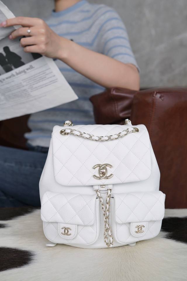 原厂芯片版 Duma双肩包 正品皮 白色 本季黑马 采用法国 皮革厂中颗粒压纹鱼子酱小牛皮，手感肉感软糯，皮面颗粒双色感强，搭配独家顶级纯钢材质浅金色五金！ 尺