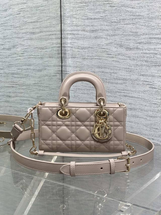 原厂 配全套包装 胭脂米现货 D-Joy最新Mini系列，说Micro太小，小号太大的宝贝们都看过来，新出的Mini尺寸，大手机也能完全放下，这个尺寸更显得精致