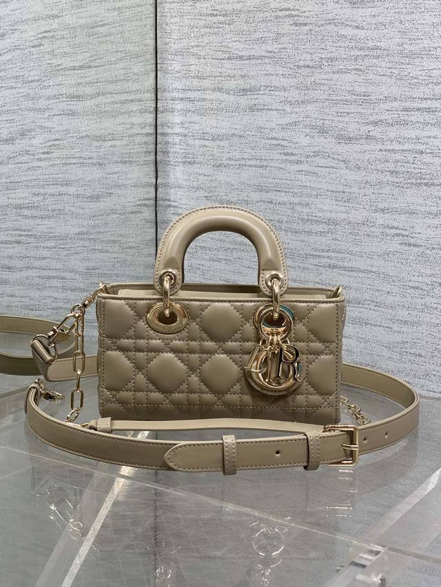 原厂 配全套包装 奶茶色现货 D-Joy最新Mini系列，说Micro太小，小号太大的宝贝们都看过来，新出的Mini尺寸，大手机也能完全放下，这个尺寸更显得精致