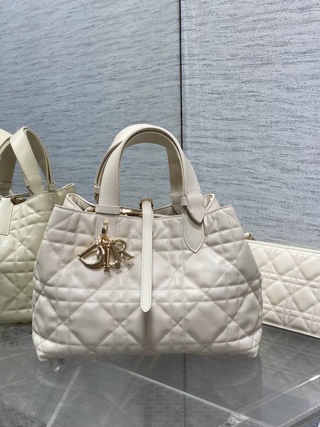 原厂 配全套包装 中号现货 Toujours系列秋冬最新浅象牙，有点太美了，高颜值大包包，颜色非常清新，让人眼前一亮，轻松拿捏高级感，超大菱格的设计，搭配经典的