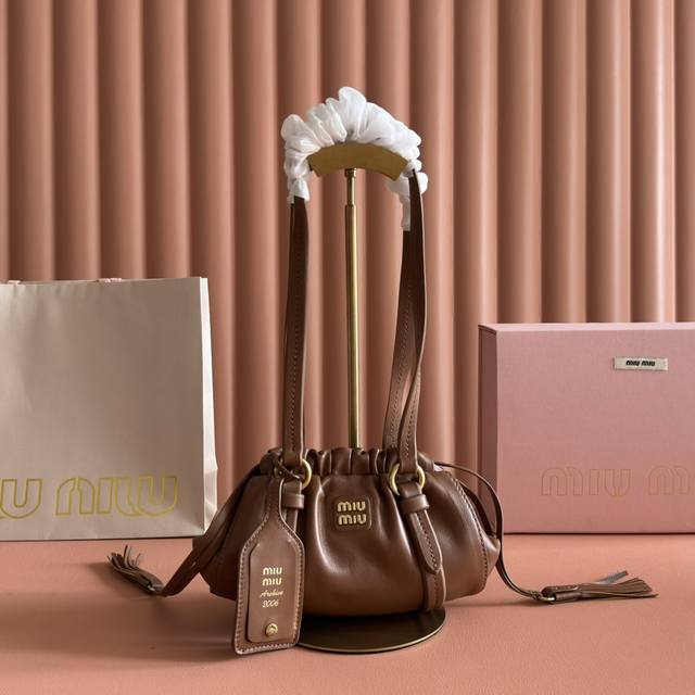 配置专柜全套包装 25新款Jioe中古腋下饺子包 全新绵羊皮,搭配钢质做旧金属五金配件,质感高级典雅,袋口采用抽绳束口设计,细密的皱褶花边立体而俏皮,高级又不失 配置专柜全套包装 25新款Jioe中古腋下饺子包 全新绵羊皮,搭配钢质做旧金属五金配件,质感高级典雅,袋口采用抽绳束口设计,细密的皱褶花边立体而俏皮,高级又不失