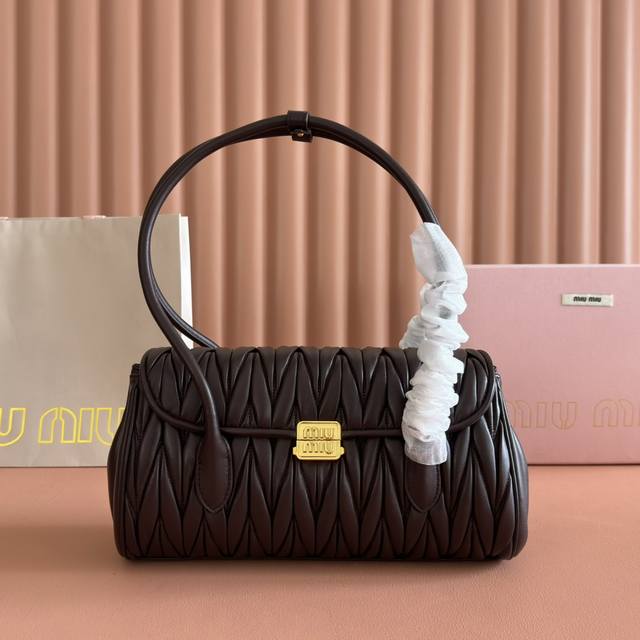 原厂皮配置专柜包装 Miu家24Ss秋冬新款法棍包 法棍设计风格引领潮流新趋势，充满 少女情怀 围绕着书卷气展开，不羁且潇酒的大小姐风随意的人生态度，展现专属M