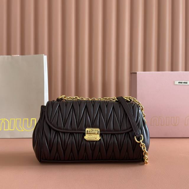 原厂皮配置专柜包装 Mium新品法棍包，这款单肩包延续经典设计，采用轻薄填充皮革设计，别具一格，顶级小牛皮材质，搭配优雅的正面翻盖与可调节金属肩带，风格百变多样