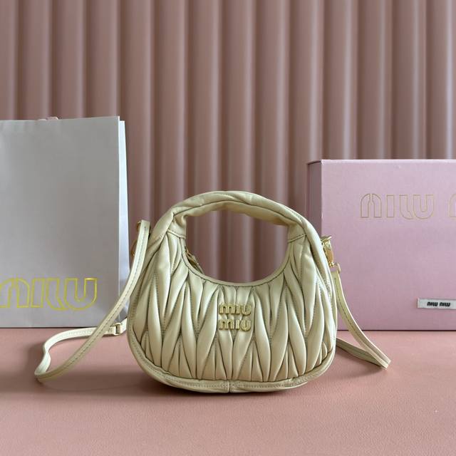 配置专柜全套包装 特级五金原厂皮 Wander Matelasse羊皮革Hobo迷你手提包 斜挎包～金色羊皮 Wander手提包已成经典配饰之。这款迷你手袋选用