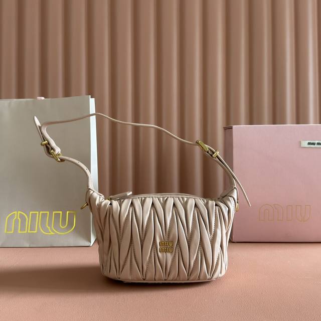 配置专柜全套包装 Matelassé Nappa羊皮革小袋5Ne026_Miu Miu风格的象征一Matelassé图案在这款手拿包中焕然一新，设计实用且功能性