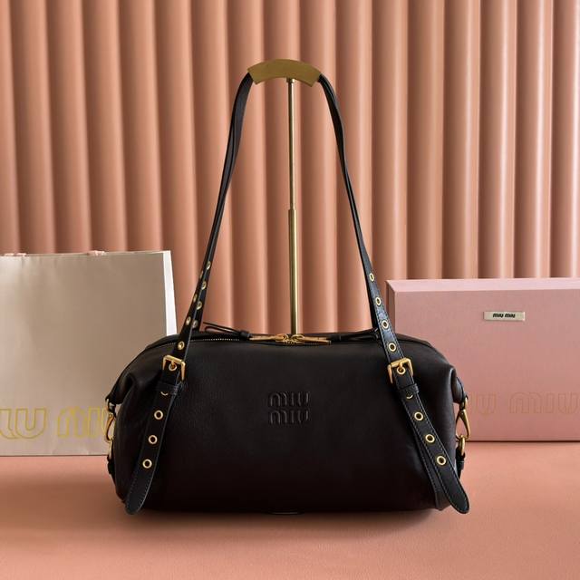 配置专柜全套包装 Miu 25Ss 5Bc190秀款炸街啦 打破以往皮质 褶皱羊皮 手感超级软糯 自重超轻 几乎无重量 肩带可调节 大容量 双拉链 多种造型变化