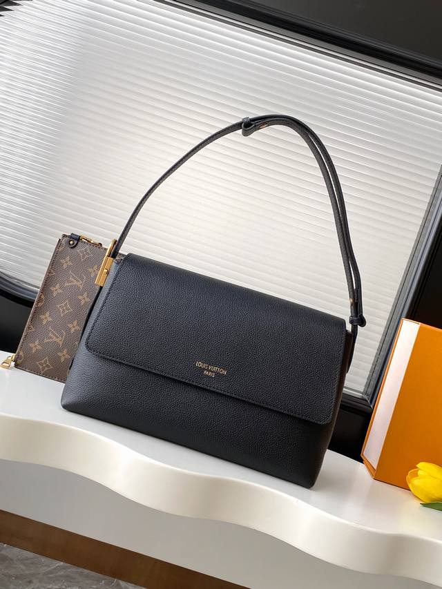 动态163C芯片 顶级原单加强版 M13151棕色 M13148黑色 Low Key Messenger 介绍低键信使包，这是第一个加入标志性的低键系列的翻盖设