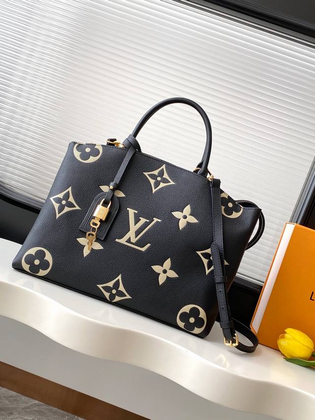 动态163C芯片 顶级原单加强版 M45842黑色丝印 Grand Palais 手袋为柔软粒面皮革压印超大 Monogram 图案，再以名牌和挂锁续写路易威登