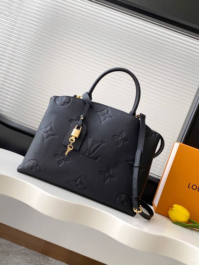 动态163C芯片 顶级原单加强版 M45811黑压 Grand Palais 手袋为柔软粒面皮革压印超大 Monogram 图案，再以名牌和挂锁续写路易威登的旅