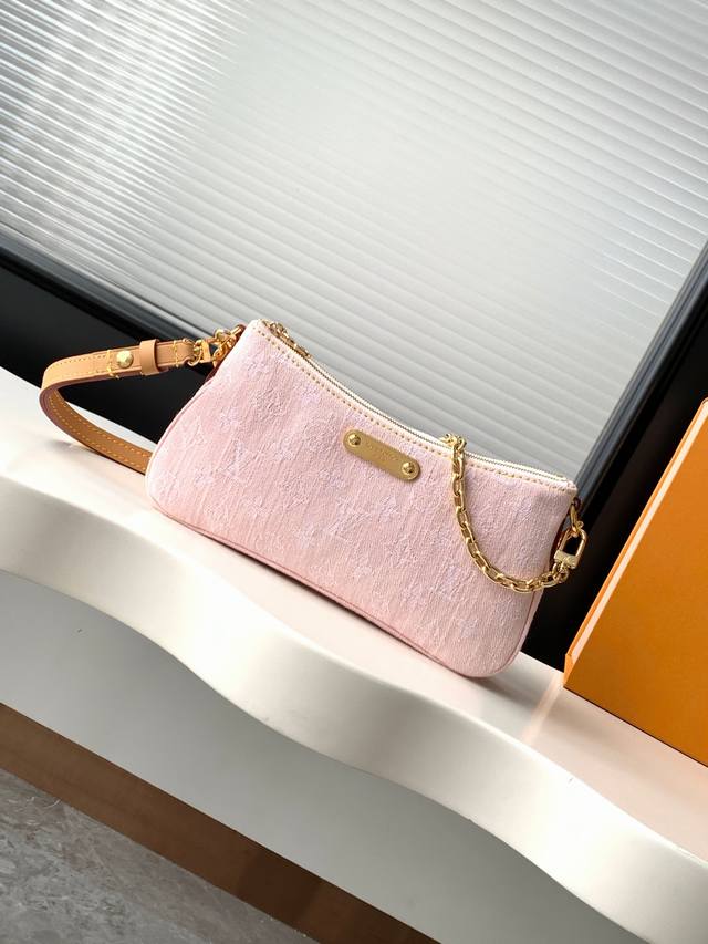 M83532 M14159粉色顶级原单 Monogram新款牛仔 材质的Liv Pochette可紧贴手臂。它配有一条可拆卸的金色链条和一条可拆卸、可调节的双表