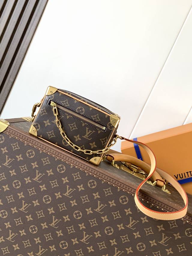 M68906 金口 顶级原单 变码芯片163C Virgil Abloh 为 春夏秀场呈现 Mini Soft Trunk 链条包,讲述 Monogram Ec M68906 金口 顶级原单 变码芯片163C Virgil Abloh 为 春夏秀场呈现 Mini Soft Trunk 链条包,讲述 Monogram Ec