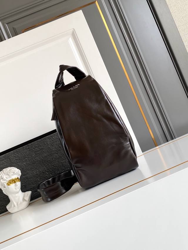 新款胸包仿旧皮 这款胸包秉承匠制工艺设计，以柔软皮採用仿旧效果，诠释现代主义几何造型。内配进羊皮，字母徽标昭示身份，单肩版型兼顾运动功能与当代精致品质。两边拉琏