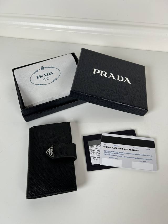 P家最新三角微标卡包，按扣开合更加实用，设计简约大气。实物拍摄，所见即所得，黑色，型号2Mc101，尺寸11×7Cm，原单品质