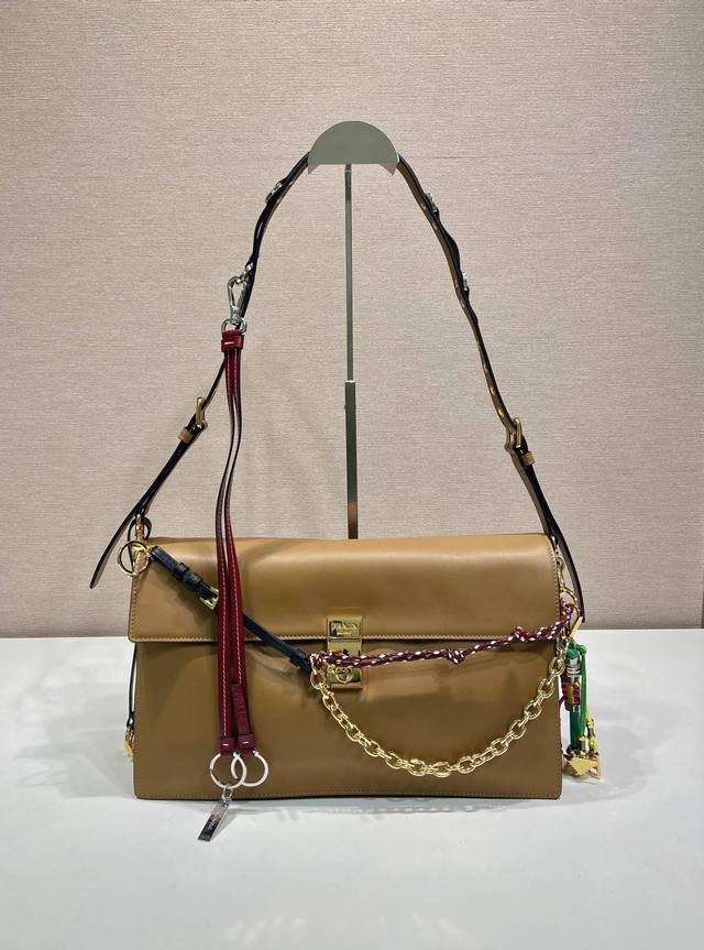 新品1Bd378大号 这款全新Soft Sound手袋采用里 外柔软皮革制成，空间充裕，别致百搭。单肩款式，设有两个隔层，搭配金色金属五金配件。最最爱的是可拆卸