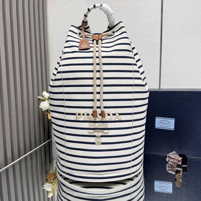 顶级原单 新款旅行包2Vy011这款亚麻混纺抽绳旅行袋诠释轻盈运动风尚，添缀可调节可拆卸肩带与皮革饰边。同色字母徽标刺绣注入独特经典格调。抽绳袋口设计，上身效果