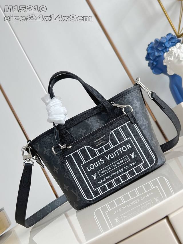 出厂价P 顶级原单 M15210 Neverfull BandoulièRe Inside Out Bb 手袋本季演绎经典设计的双面版本，以标志性 Monogr