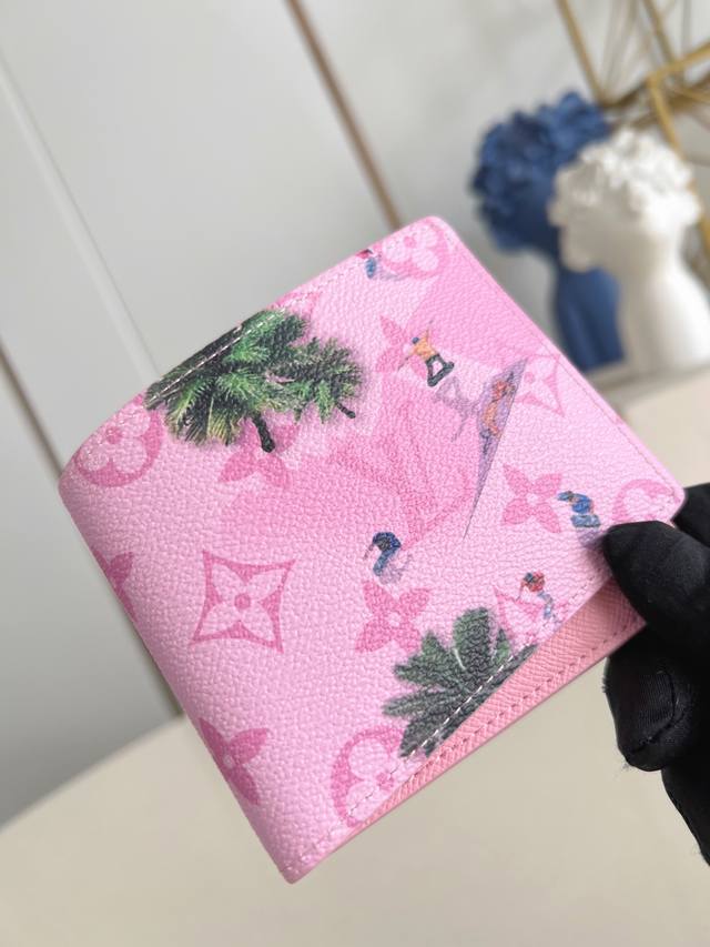 出厂价P 顶级原单 M26802粉 Slender 钱包采用 Monogram 帆布制造，设有多个口袋，可供放置信用卡、纸币、发票。11.5 X 9 X 1.5