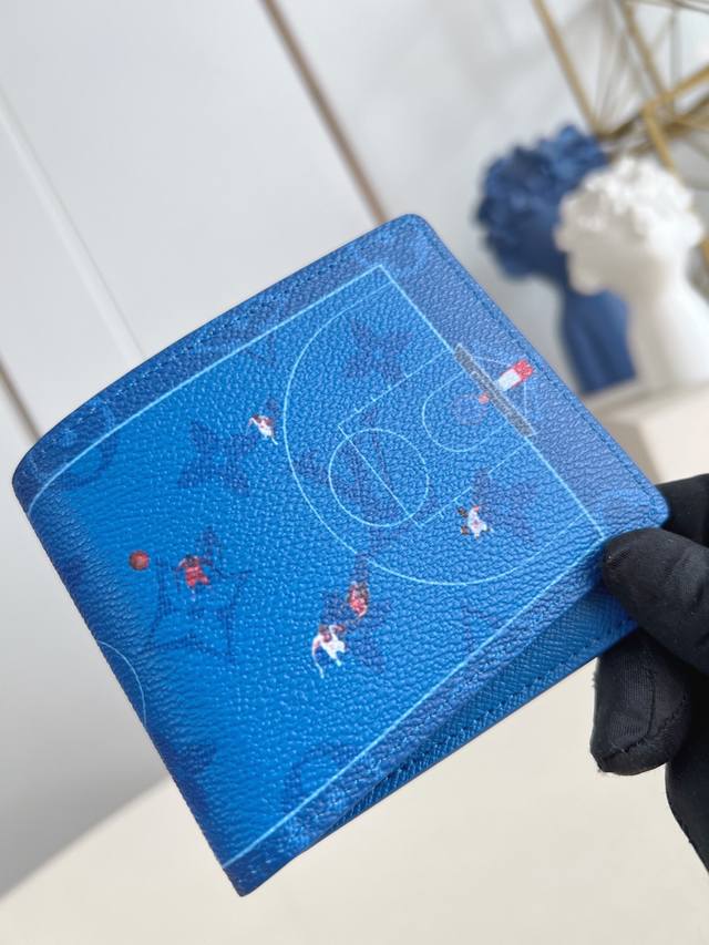 出厂价P 顶级原单 M26801蓝 Slender 钱包采用 Monogram 帆布制造，设有多个口袋，可供放置信用卡、纸币、发票。11.5 X 9 X 1.5