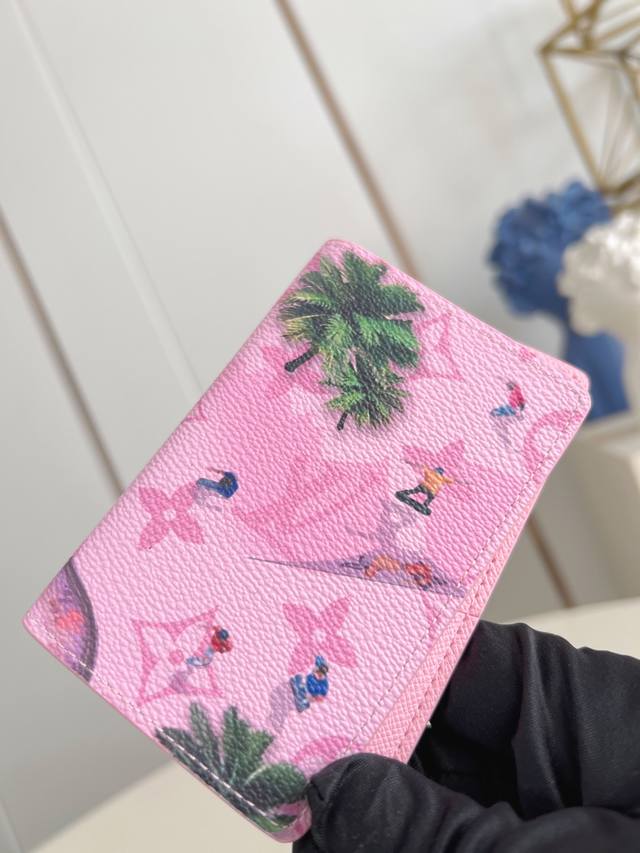 出厂价P 顶级原单 M26800粉 本款口袋钱夹取材 Brushed Monogram 皮革，呈现褪色效果 Monogram 印花和做旧质感，致意牛仔长期使用的