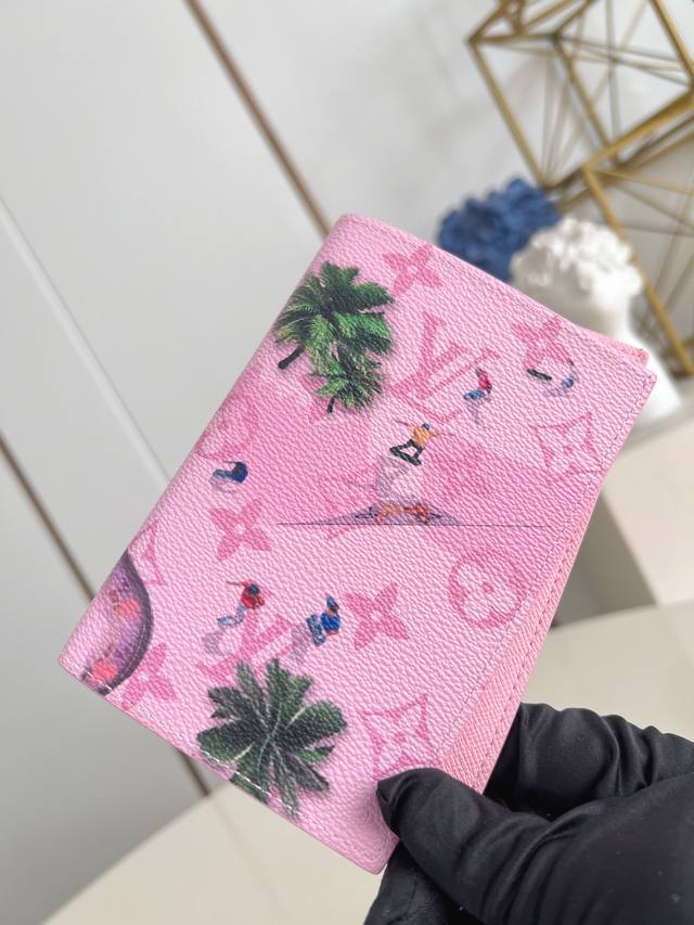 出厂价P 顶级原单 M27229粉 现代旅行者的心仪配饰，此款涂层帆布材质的护照封套是时尚感与实用性的结合。配有四个信用卡插槽与两个便利口袋，快捷取用护照。10