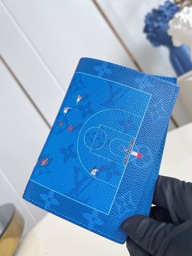 出厂价P 顶级原单 M26795蓝 现代旅行者的心仪配饰，此款涂层帆布材质的护照封套是时尚感与实用性的结合。配有四个信用卡插槽与两个便利口袋，快捷取用护照。10