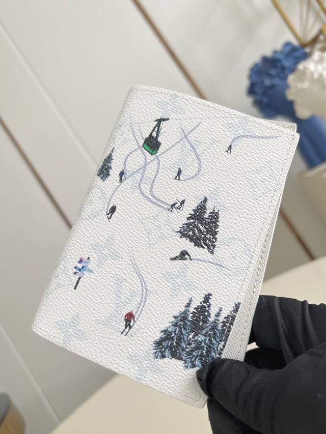 出厂价P 顶级原单 M27064白 现代旅行者的心仪配饰，此款涂层帆布材质的护照封套是时尚感与实用性的结合。配有四个信用卡插槽与两个便利口袋，快捷取用护照。10