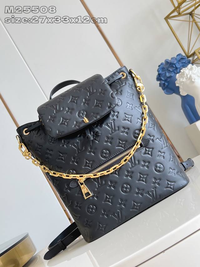 出厂价P 顶级原单 M25508黑 Coussin Backpack 中号手袋以双肩包构型瞩目加入 Coussin 系列，为柔软 Monogram 压纹皮革融入