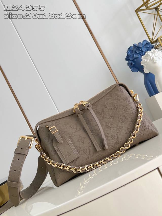 出厂价P 顶级原单 M24255墨绿 M25904 本款 Mahina Hand It All 小号手袋取材细腻穿孔牛皮革，以优雅垂坠质感烘托别致包身轮廓。皮革