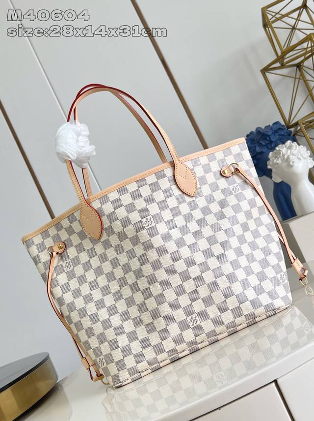 出厂价P 顶级原单 M40604 本款 Neverfull 中号托特包为 Damier Azur 帆布勾勒牛皮革饰边，于宽敞构型融入缤纷织物内衬。两侧饰带无论束