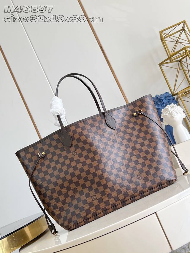 出厂价P 顶级原单 M40597 本款 Neverfull 大号托特包为 Damier Ebene 帆布勾勒牛皮革饰边，于宽敞构型融入缤纷织物内衬。两侧饰带无论