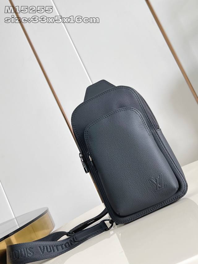 出厂价P 顶级原单 M15255 本款 Avenue 小号单肩包选用 Monogram Eclipse 涂层帆布，以精巧构型探索斜挎出行的潮流意趣。主隔层内袋确