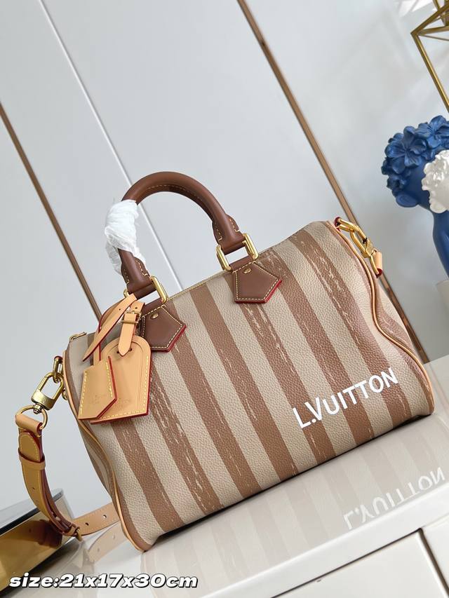 出厂价P 顶级原单 卡其条30Cm Speedy Soft 30 Crafty 手袋以惬意之姿相伴旅途。Monogram 涂层帆布带来柔软质感，皮革内衬与钥匙包