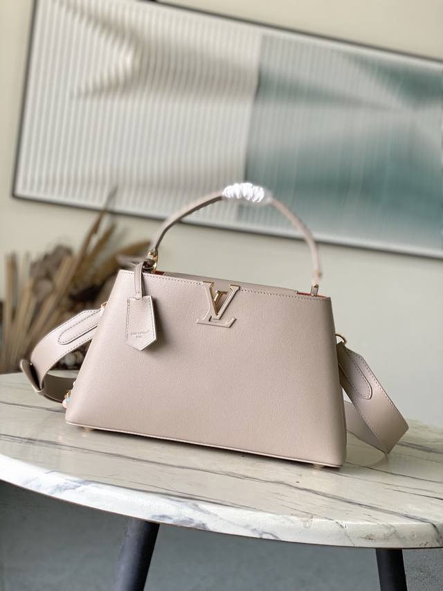 出厂价P 特级原厂皮 M12929 本款Capucines Souple中号手袋令亮泽牛皮革呈现褶皱效果，与耀目金属件碰撞视觉反差。精巧钥匙包延续标志性笔触，可