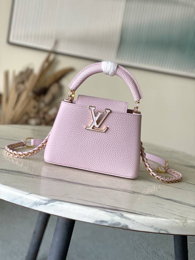 出厂价P 特级原厂皮 M25611 粉蜥蜴贝母珍珠链条迷你 本款手袋出自Capucines Daydream系列 为Taurillon 牛皮革浸染摩登色调 搭配 出厂价P 特级原厂皮 M25611 粉蜥蜴贝母珍珠链条迷你 本款手袋出自Capucines Daydream系列 为Taurillon 牛皮革浸染摩登色调 搭配