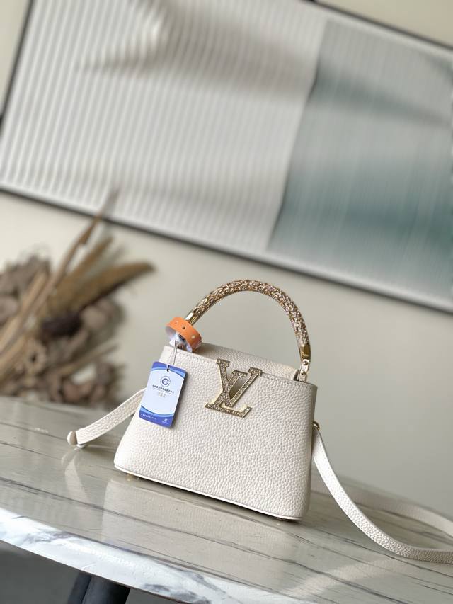 出厂价P 特级原厂皮 M14177 白色 特级全钢五金 动态163 本款 Capucines 迷你手袋出自 Exceptionals 系列，以 Taurillo