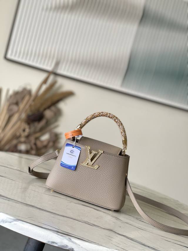 出厂价P 特级原厂皮 M14177 灰色 特级全钢五金 动态163 本款 Capucines 迷你手袋出自 Exceptionals 系列，以 Taurillo