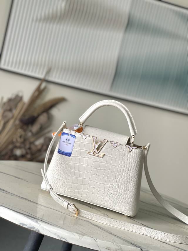 出厂价P 特级原厂皮 N86153 白色小号 本款 Capucines Bb 手袋以莹润贝壳描绘 Monogram 花卉于上缘的悠然绽放,与宛如珠宝般的 Lv 出厂价P 特级原厂皮 N86153 白色小号 本款 Capucines Bb 手袋以莹润贝壳描绘 Monogram 花卉于上缘的悠然绽放,与宛如珠宝般的 Lv