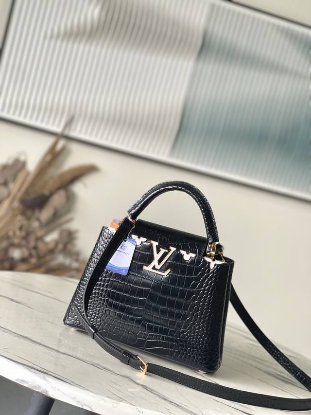 出厂价P 特级原厂皮 N86153 黑色小号 本款 Capucines Bb 手袋以莹润贝壳描绘 Monogram 花卉于上缘的悠然绽放，与宛如珠宝般的 Lv