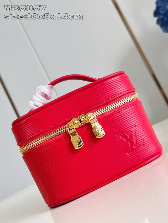 出厂价P 顶级原单 M25857大红 本款 Nice Nano 化妆包以粒面 Epi 皮革和可水洗织物内衬构筑华美格调，与路易威登美妆系列的唇膏色彩巧妙呼应。双