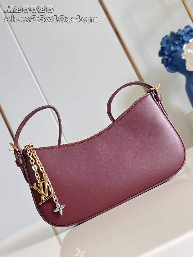 出厂价P 顶级原单 M25525紫红 M25650 本款 Pochette Lv Bloom 手袋出自路易威登 Lv Bloom 系列，以牛皮革裁出时髦且实用的