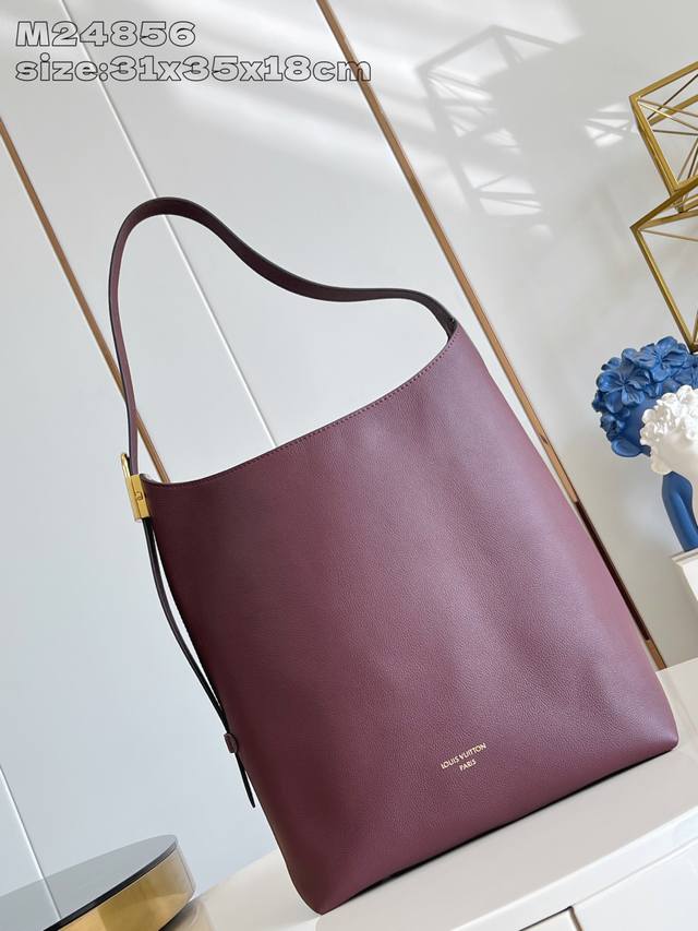 出厂价P 顶级原单 M24856紫红 M15209 本款 Low Key Hobo 中号手袋以柔软牛皮革勾勒简雅线条，搭配绒面内衬释放潮流气息，尽显品牌精湛匠艺