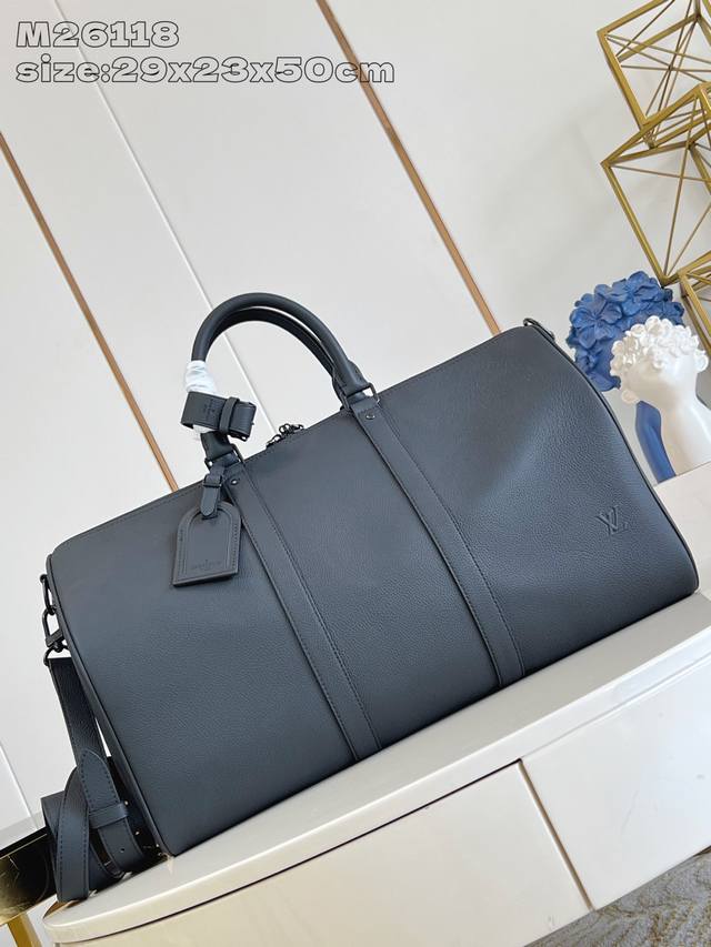 出厂价P 顶级原单 M26118 本款 Keepall BandoulièRe 50 旅行袋取材蜡面牛皮革和织物内衬，成就周末出行佳选。细腻粒面软皮革和 Lv
