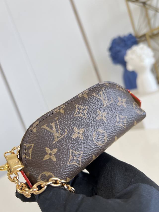 出厂价P 顶级原单 M25694老花 Lipstick化妆包以迷你版本解构品牌化妆包的经典构型,打造单只唇有的收纳佳选。Monogr Am 帆布结合Vuitto 出厂价P 顶级原单 M25694老花 Lipstick化妆包以迷你版本解构品牌化妆包的经典构型,打造单只唇有的收纳佳选。Monogr Am 帆布结合Vuitto