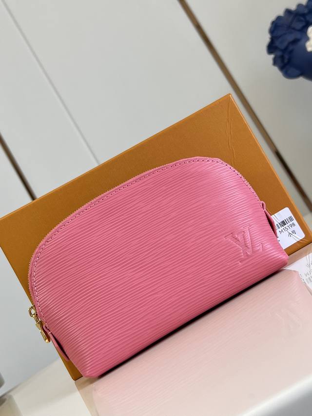 出厂价P 顶级原单 M15198小号 本款 Pochette CosméTique 小号化妆包为 Epi 粒面皮革融入路易威登美妆系列的唇膏色彩，与可水洗织物内